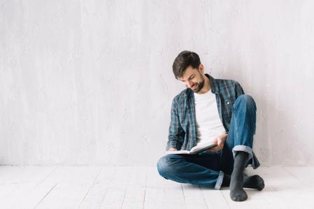 Llegir asseguts a terra pot ser una bona manera de practicar l'exercici