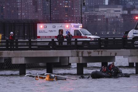 JERSEY CITY (United States), 10/04/2025.- Emergency responders enter the water after a helicopter crashed into the Hudson River, in Jersey City, New Jersey, USA, 10 April 2025. According to a statement from New York city Mayor Eric Adams, six people, including three children, were killed in the accident. (Nueva York) EFE/EPA/SARAH YENESEL
