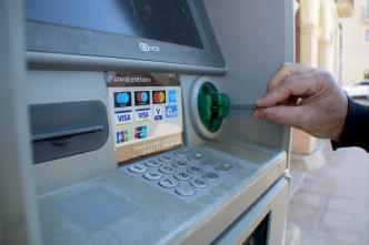 caixer automatic banc entitat bancaria diners