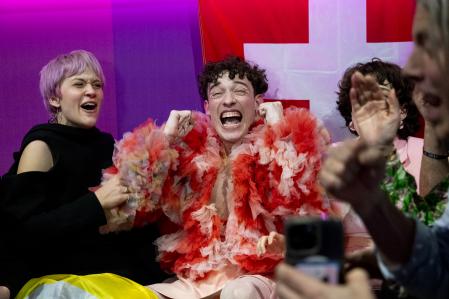 Nemo, celebrant la victòria a Eurovisió