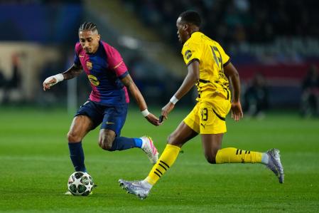 BARCELONA, 09/04/2025.- El delantero del Barcelona Raphinha (i) juega un balón ante Jamie Gittens, del Dortmund, durante el calentamiento previo al partido de ida de cuartos de final de la Liga de Campeones que FC Barcelona y Borussia Dortmund disputan este miércoles en el Estadio Olímpico Lluis Companys. EFE/Siu Wu