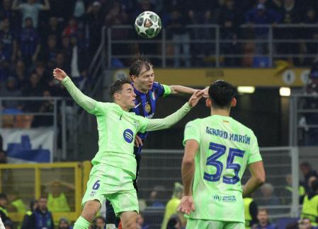 MILAN (Italy), 07/05/2025.- FC Inter Milan's midfielder Nicolo Barella (top) in action against FC Barcelona's mildfielder Gavi during the UEFA Champions League semifinal 2nd leg soccer match between Inter Milan and FC Barcelona, in Milan, Italy, 06 May 2025. (Liga de Campeones, Italia) EFE/EPA/Roberto Bregani