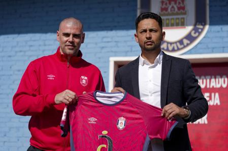 ÁVILA (ESPAÑA), 25/04/2025.- El exguardamenta del Barcelona Víctor Valdés (i) es presentado como nuevo entrenador del Real Ávila de mano de su director deportivo, Joan Farías (d). EFE/ Raúl Sanchidrián