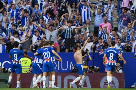 BARCELONA, 24/05/2025.- El delantero del Espanyol Javi Puado (2-d) celebra tras marcar ante Las Palmas, durante el partido de LaLiga de fútbol que RCD Espanyol y UD Las Palmas disputan este sábado en el RCDE Stadium, en Barcelona. EFE/Alejandro García