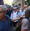 Gonzalo Boye i altres persones de l'entorn de Carles Puigdemont marxant d'Arc de Triomf per la ronda de Sant Pere, on havien tornat un cop acabat l'acte de l'expresident i després que l'advocat entrés dins el recinte del Parlament.
