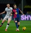 BARCELONA, 27/03/2025.- El defensa del F.C. Barcelona Iñigo Martínez (d) disputa un balón con el delantero del Osasuna Raúl García durante el partido de LaLiga entre FC Barcelona y CA Osasuna en el Estadio Olímpico de Montjuic, este jueves en Barcelona. EFE/ Alejandro Garcia