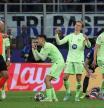 MILAN (Italy), 06/05/2025.- FC Barcelona's players protest with Referee Szymon Marciniak during the UEFA Champions League semifinal 2nd leg soccer match between Inter Milan and FC Barcelona, in Milan, Italy, 06 May 2025. (Protestas, Liga de Campeones, Italia) EFE/EPA/ROBERTO BREGANI