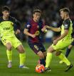 BARCELONA, 22/04/2025.- El centrocampista del Barcelona Gavi (c) trata de jugar un balón entre Valery Fernández (i) y Antonio Lato, ambos del Mallorca, durante el partido de la jornada 33 de LaLiga que FC Barcelona y RCD Mallorca disputan hoy martes en el Estadi Olímpic Lluís Companys. EFE/Alejandro García