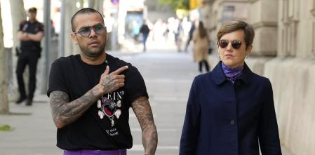 Dani Alves i la seva advocada, Inés Guardiola, sortint de l'Audiència de Barcelona.