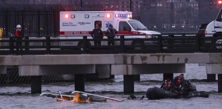 JERSEY CITY (United States), 10/04/2025.- Emergency responders enter the water after a helicopter crashed into the Hudson River, in Jersey City, New Jersey, USA, 10 April 2025. According to a statement from New York city Mayor Eric Adams, six people, including three children, were killed in the accident. (Nueva York) EFE/EPA/SARAH YENESEL