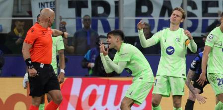 MILAN (Italy), 06/05/2025.- FC Barcelona's players protest with Referee Szymon Marciniak during the UEFA Champions League semifinal 2nd leg soccer match between Inter Milan and FC Barcelona, in Milan, Italy, 06 May 2025. (Protestas, Liga de Campeones, Italia) EFE/EPA/ROBERTO BREGANI
