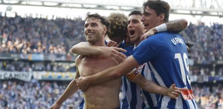 BARCELONA, 24/05/2025.- El delantero del Espanyol Javi Puado (i) celebra tras marcar ante Las Palmas, durante el partido de LaLiga de fútbol que RCD Espanyol y UD Las Palmas disputan este sábado en el RCDE Stadium, en Barcelona. EFE/Andreu Dalmau
