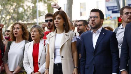 GRAFCAT8108. BARCELONA, 11/09/2024.- El expresidente de la Generalitat, Pere Aragonès (d), la portavoz de ERC, Marta Vilalta (c), y la expresidenta del Parlament, Carme Forcadell (2i), entre otros, durante la tradicional ofrenda floral en el monumento a Rafael Casanova con motivo de la Diada Nacional de Cataluña por parte de ERC, la primera Diada del 11 de Septiembre desde la llegada del socialista Salvador Illa a la presidencia de la Generalitat, EFE/Quique García