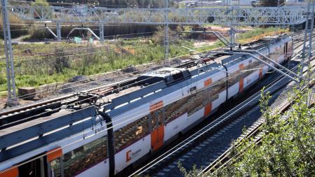 Visió zenital d'un tren de Rodalies aturat a tocar de l'estació de Castellbisbal