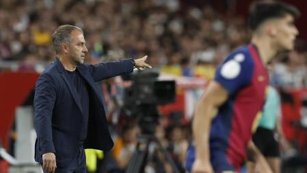 SEVILLA, 26/04/2025.- El técnico alemán del FC Barcelona, Hansi Flick, durante el encuentro correspondiente a la final de la Copa del Rey que disputan hoy sábado Real Madrid y FC Barcelona en el estadio de La Cartuja, en Sevilla. EFE / Julio Muñoz.