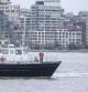 AME8067. NUEVA YORK (ESTADOS UNIDOS), 10/04/2025.- Equipos de emergencia participan en las labores de rescate tras el accidente de un helicóptero este jueves, en el Río Hudson en Nueva York (Estados Unidos). Cinco españoles murieron al estrellarse un helicóptero en las aguas del río Hudson, según confirmó el alcalde de la ciudad, Eric Adams. Se trata de dos adultos y tres niños, al parecer de una misma familia, además del piloto. EFE/ Angel Colmenares