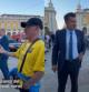 El moment en què Figo s'encara amb un aficionat culer a Lisboa, abans de la final de la Champions femenina